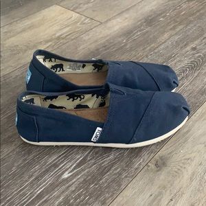 TOMS navy canvas women’s classics